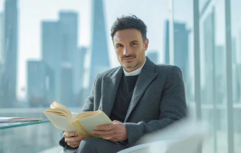 Carlos Raphael de la Madrid reflexiona sobre libros adaptados al cine y su impacto en el público femenino.