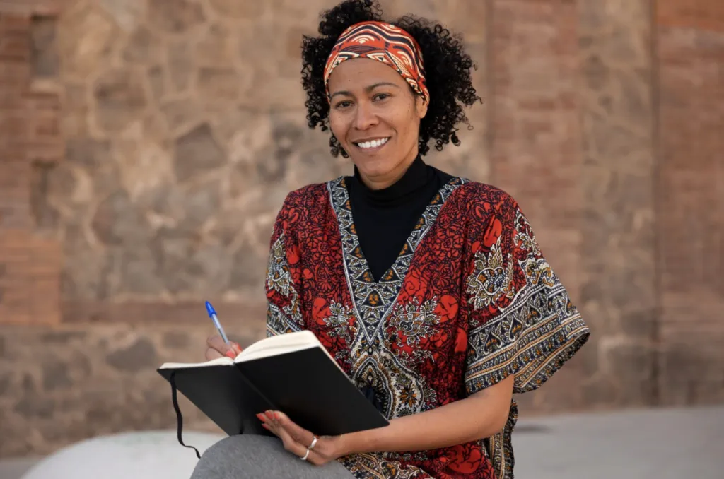 Carlos Raphael de la Madrid analiza el valor cultural y artístico de la literatura africana contemporánea.