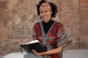 Carlos Raphael de la Madrid analiza el valor cultural y artístico de la literatura africana contemporánea.