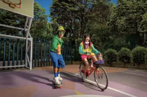 Jóvenes disfrutando Cifrut durante las vacaciones de verano.