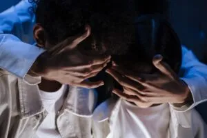 Niña y niño cubren sus rostros con las manos en una imagen que representa los riesgos de violencia y la importancia de la protección infantil durante el Mundial 2026.