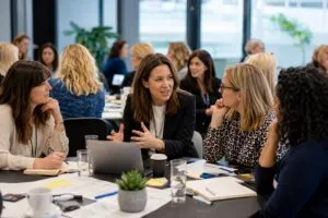 Grupo de mujeres emprendedoras participa en una mesa de trabajo sobre liderazgo, innovación y desarrollo de negocios.
