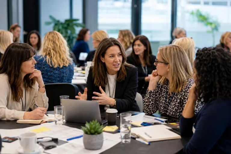Grupo de mujeres emprendedoras participa en una mesa de trabajo sobre liderazgo, innovación y desarrollo de negocios.