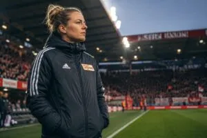 Marie-Louise Eta durante un entrenamiento profesional, primera mujer en dirigir un equipo masculino en una de las cinco grandes ligas de Europa.
