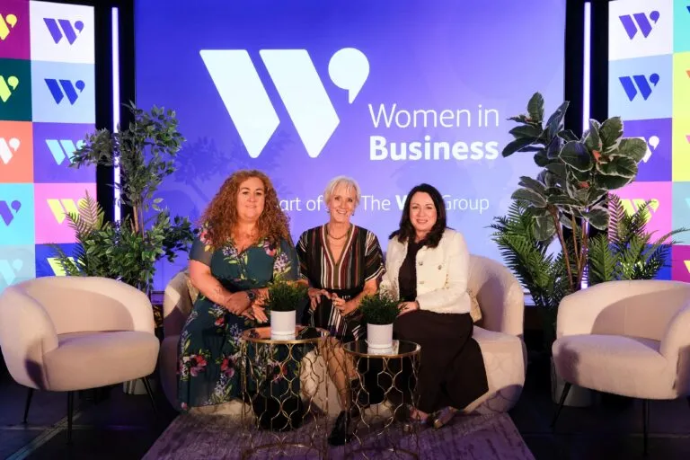Representantes de Women in Business posan durante la décima edición de la conferencia para emprendedoras y líderes empresariales en Irlanda.