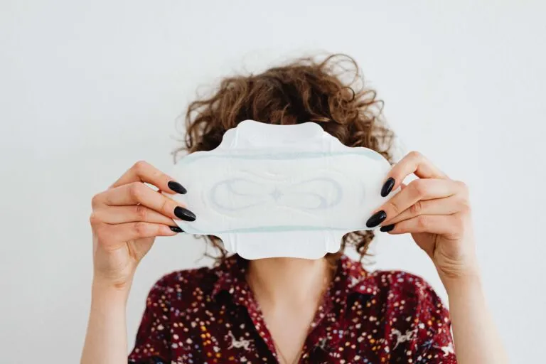 La falta de acceso a información, productos de higiene y espacios adecuados continúa afectando la experiencia menstrual de millones de mujeres y adolescentes en distintas partes del mundo.