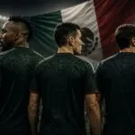 Tres futbolistas de la Selección Mexicana observan el estadio mientras el debate sobre los jugadores naturalizados vuelve al centro de la conversación pública.