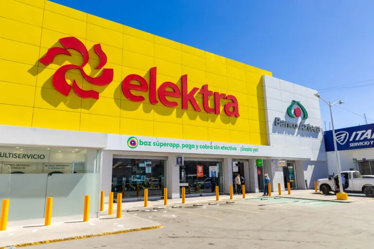 Pantallas gigantes en Elektra: la revolución tecnológica para ver el fútbol