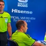 Árbitros del sistema VAR trabajan en el centro de videoarbitraje de la FIFA durante la Copa Mundial 2026.