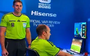 Árbitros del sistema VAR trabajan en el centro de videoarbitraje de la FIFA durante la Copa Mundial 2026.