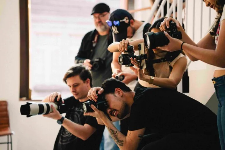 Grupo de fotógrafos y periodistas apuntando sus cámaras durante un evento mediático de alto perfil.