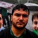 Montaje editorial con los tres hombres identificados en redes sociales tras ser captados utilizando una lona con fotografías de personas desaparecidas durante los festejos del Mundial 2026 en la Ciudad de México.