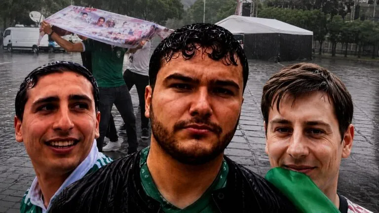 Montaje editorial con los tres hombres identificados en redes sociales tras ser captados utilizando una lona con fotografías de personas desaparecidas durante los festejos del Mundial 2026 en la Ciudad de México.