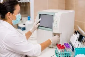 Atención hematológica para mujeres con enfoque en diagnóstico, tratamiento e investigación para reducir brechas globales.