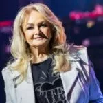 Bonnie Tyler comparte recuerdos sobre su carrera y su vida personal en una entrevista marcada por la resiliencia.