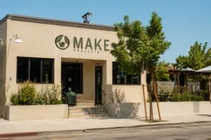 Mujeres inmigrantes fortalecen su carrera profesional en una cafetería de San Diego con capacitación laboral e inclusión social.