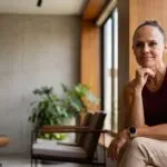 Ivonne Mancera Valdivia en un espacio contemporáneo durante una sesión fotográfica sobre bienestar emocional y claridad mental.