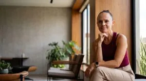 Ivonne Mancera Valdivia en un espacio contemporáneo durante una sesión fotográfica sobre bienestar emocional y claridad mental.