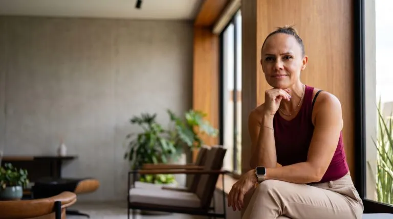 Ivonne Mancera Valdivia en un espacio contemporáneo durante una sesión fotográfica sobre bienestar emocional y claridad mental.