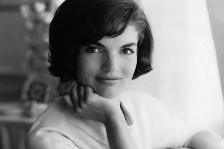 Jackie Kennedy durante una visita oficial con un estilo diplomático que marcó un legado cultural y de liderazgo femenino.