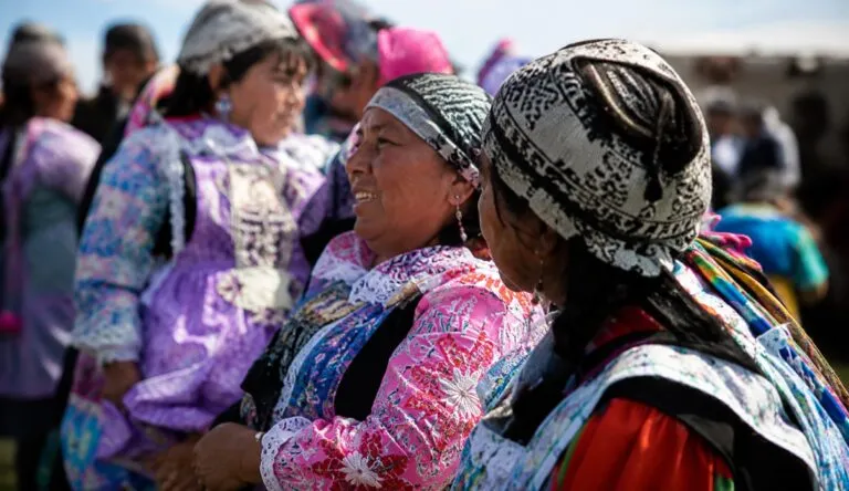 Mujeres mapuche de Argentina y Chile impulsan justicia comunitaria con enfoque intercultural para prevenir violencias de género.