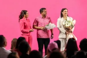 Liderazgo femenino en República Dominicana con mujeres participando en un encuentro de desarrollo profesional e inclusión.