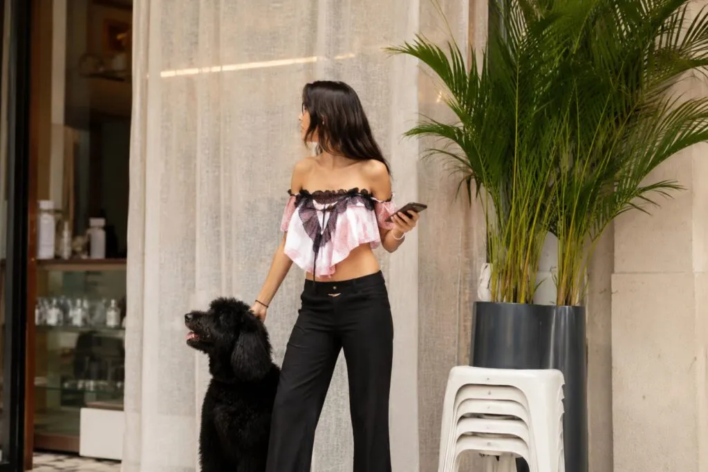 Livia Nunes presenta su colección con H&M inspirada en libertad, autenticidad y estilo personal.