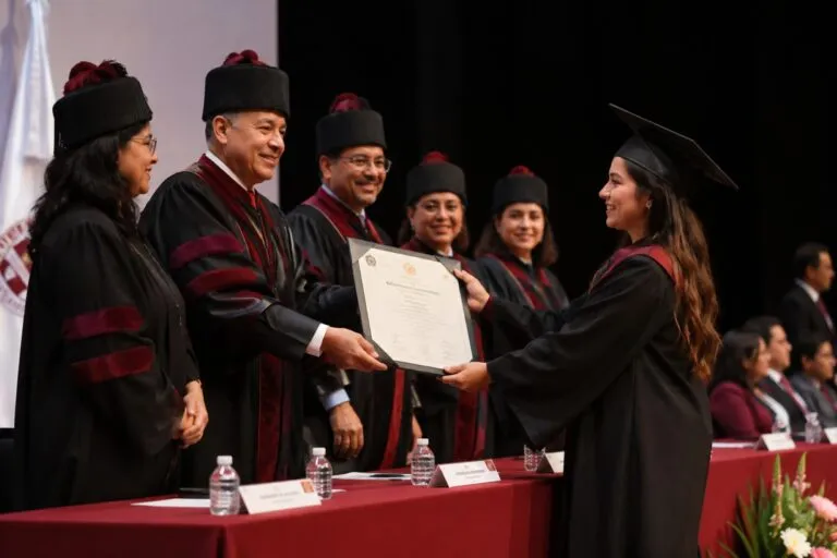 Mujeres en la UATx reciben títulos profesionales y fortalecen el liderazgo femenino y la educación superior en Tlaxcala.