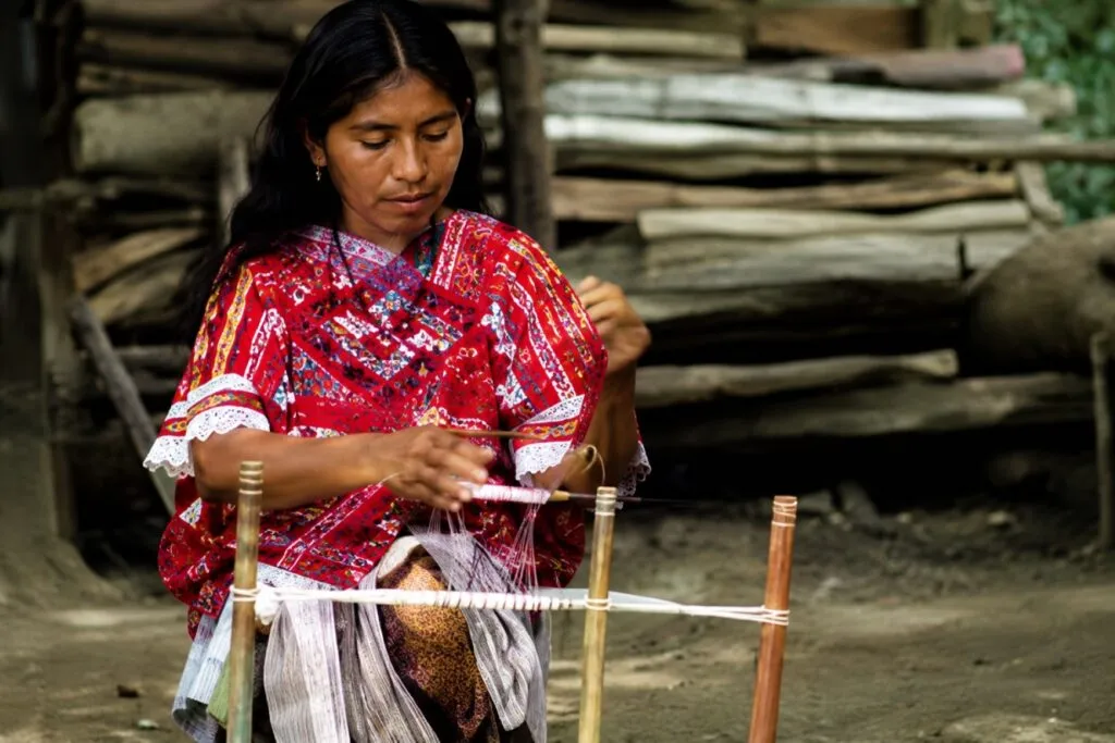 Mujeres indígenas de Chiapas reunidas en una comunidad tras la aprobación de la reforma sobre herencia para mujeres indígenas.