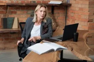 Emprendimiento femenino con mujeres mayores de 50 creando empresas y liderando nuevos proyectos en España