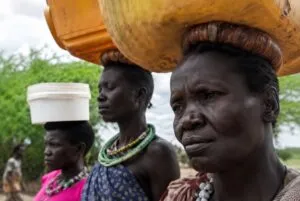 Mujeres en Sudán buscan agua en medio del conflicto armado y la crisis humanitaria que afecta a millones de personas.