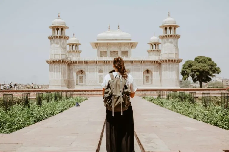 Viajes para mujeres con experiencias seguras, bienestar, liderazgo y conexión comunitaria en destinos internacionales.