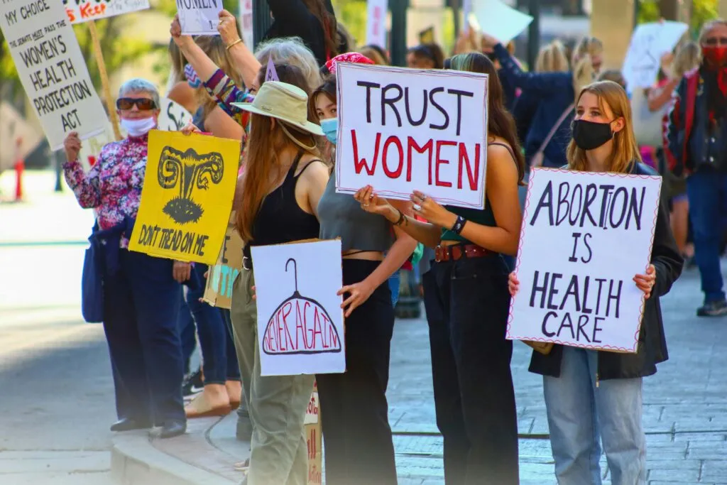 Mujer viajando por aborto en Florida tras restricciones de acceso a la atención médica