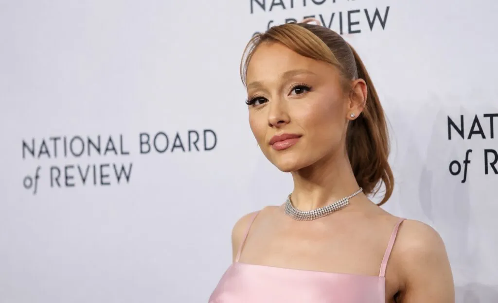 Ariana Grande rechaza el uso de su música en un video de Donald Trump sobre mujeres trans.