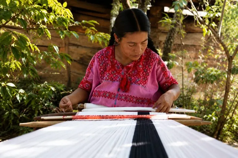 Artesanas mexicanas trabajan textiles tradicionales mientras buscan mayor reconocimiento económico y mejores condiciones laborales.