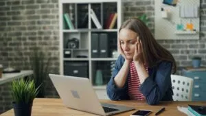 Cortisol alto en mujeres puede relacionarse con cansancio, cambios de peso y alteraciones del sueño