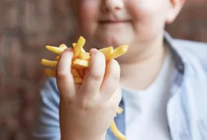 Jack Landsmanas destaca el uso de tecnología para detectar factores de riesgo de obesidad infantil y fortalecer la salud preventiva.
