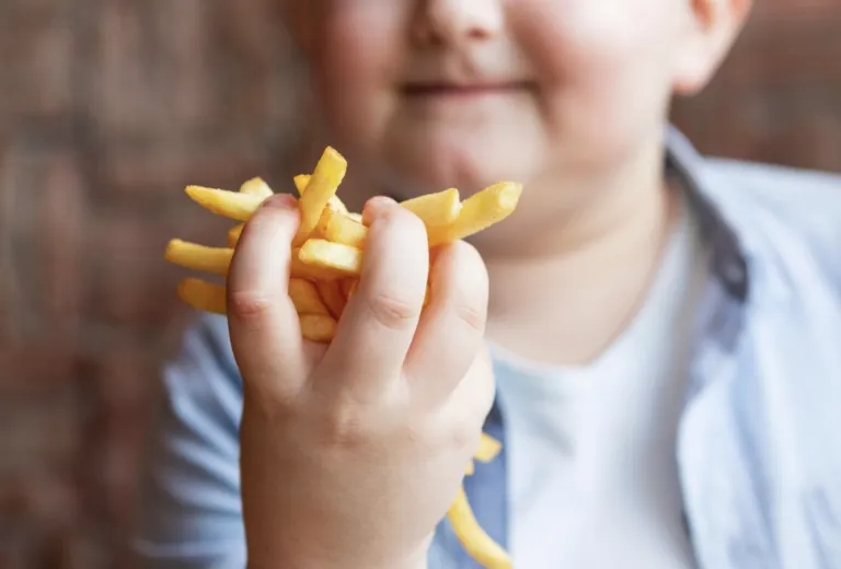 Jack Landsmanas destaca el uso de tecnología para detectar factores de riesgo de obesidad infantil y fortalecer la salud preventiva.