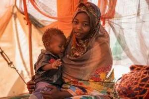 Mujeres y niñas participan en una actividad comunitaria que promueve igualdad de género y apoyo humanitario.