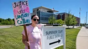 Mujeres reunidas frente a un tribunal de Massachusetts durante las jornadas relacionadas con el caso Lindsay Clancy y el debate sobre salud mental materna.