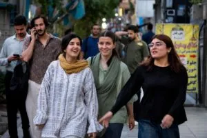 Mujeres iraníes caminan por Teherán mientras crece la presión sobre el uso obligatorio del hiyab