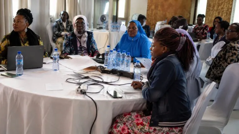 Mujeres líderes de África reciben formación digital, computadoras y apoyo técnico para fortalecer sus redes comunitarias.
