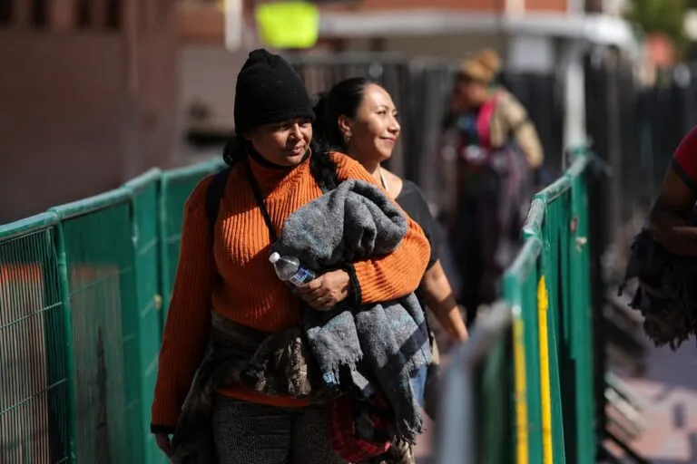 Mujeres migrantes reciben orientación e información sobre sus derechos para superar barreras económicas y lingüísticas.