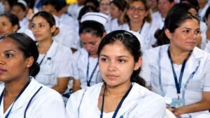 Mujeres profesionales fortalecen la fuerza laboral sanitaria en América Latina