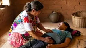 Parteras tradicionales brindan atención y acompañamiento a mujeres embarazadas en comunidades de difícil acceso de Guerrero.