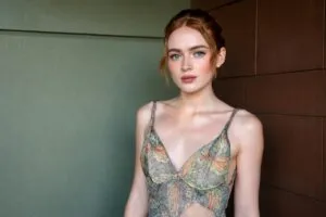 Sadie Sink luce un vestido vintage de Alexander McQueen durante D23 y devuelve los diseños de archivo al centro de la moda.
