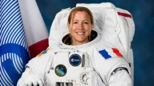 Sophie Adenot realiza su primera caminata espacial desde la Estación Espacial Internacional durante una misión de mantenimiento.
