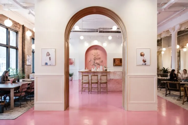 Interior de The Coven, un coworking para mujeres y personas no binarias con diseño moderno e inclusivo.