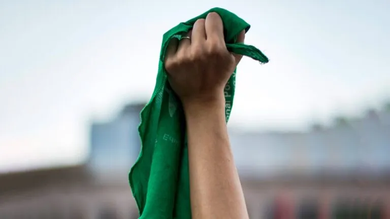 Aborto legal en México enfrenta barreras de acceso en hospitales públicos y servicios de salud.