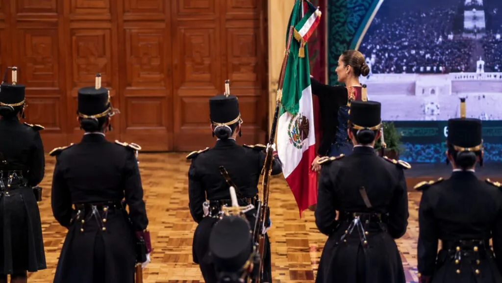 Cadetes del Heroico Colegio Militar durante la entrega de la Bandera Nacional